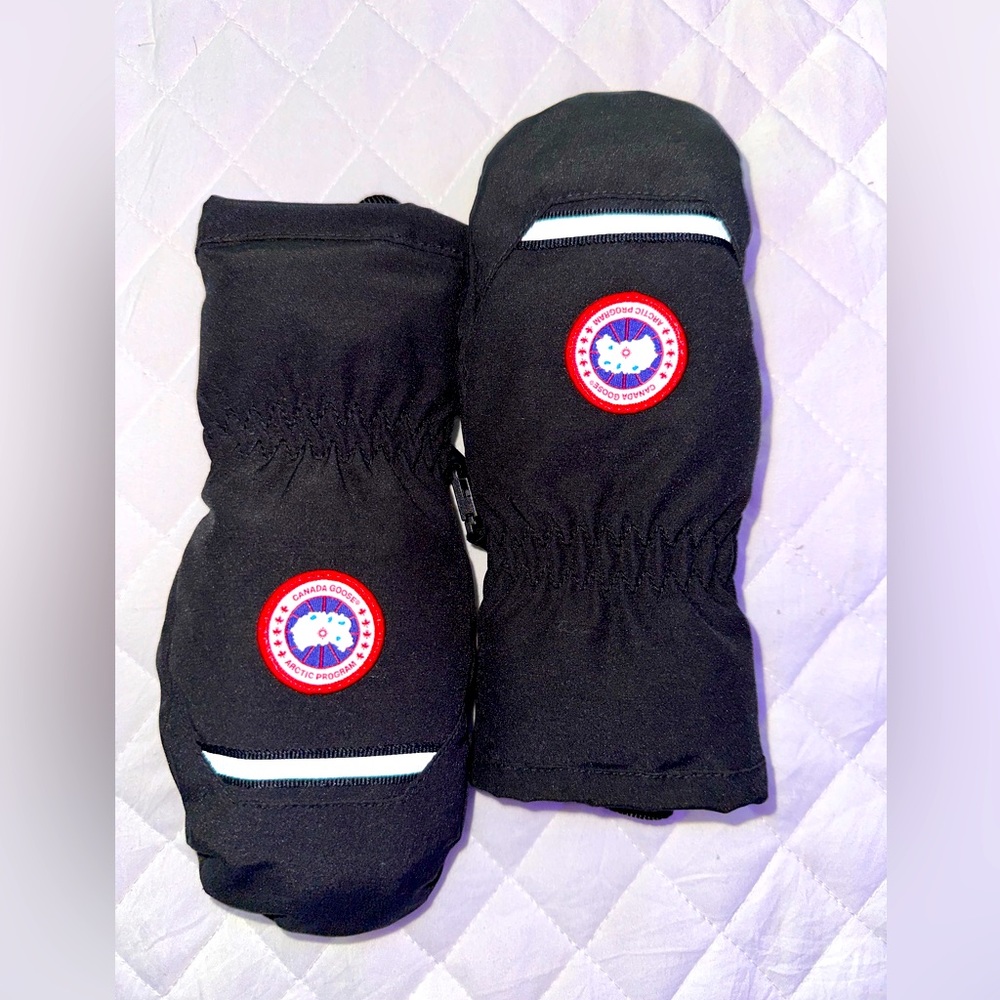 NWOT Canada Goose Mittens for boys